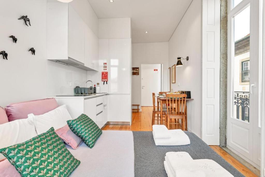 Host Wise - Lovely Shinny Flats With Balcony - Clerigos Oporto
