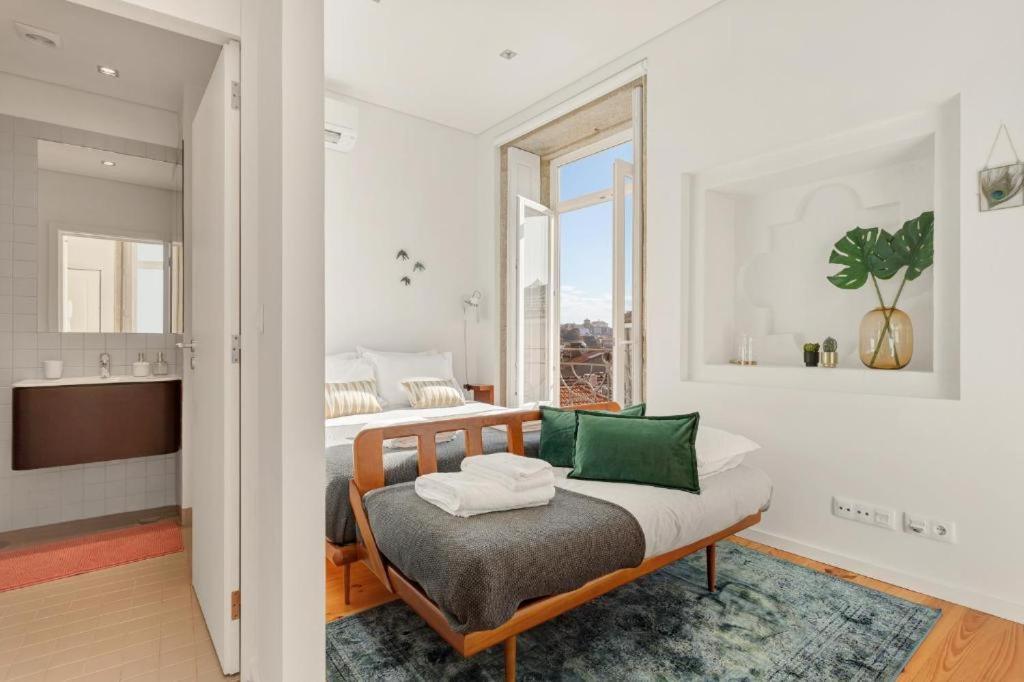Host Wise - Lovely Shinny Flats With Balcony - Clerigos * Oporto