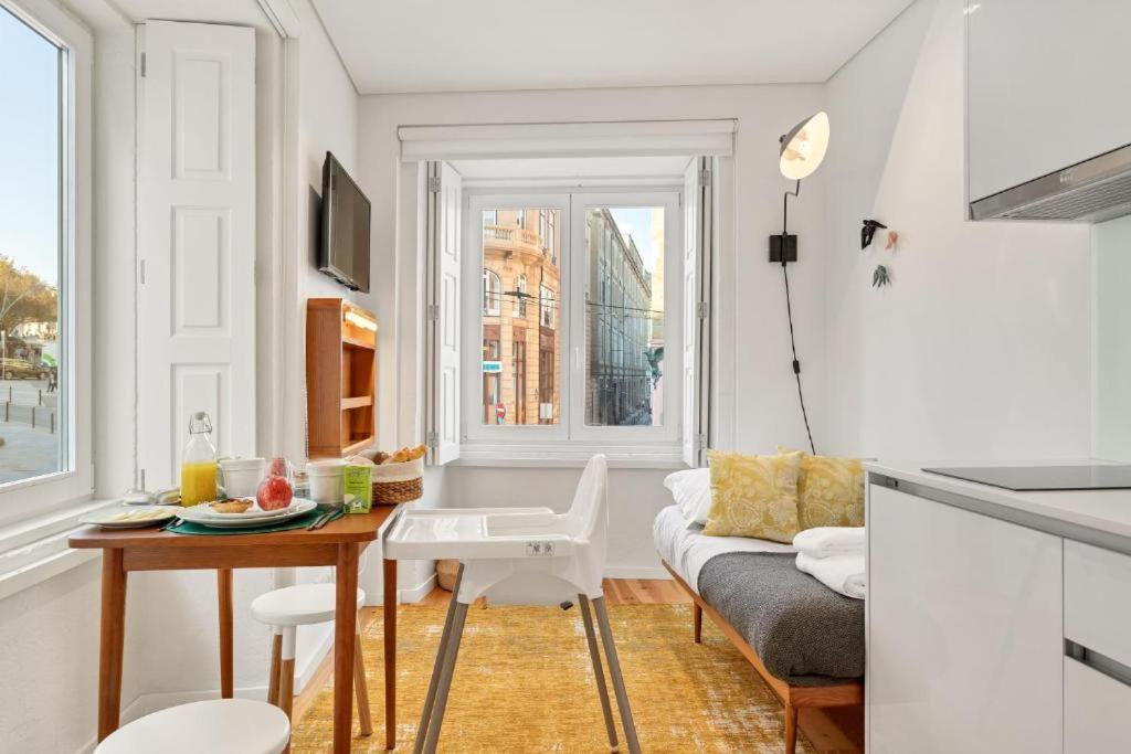 Host Wise - Lovely Shinny Flats With Balcony - Clerigos Oporto