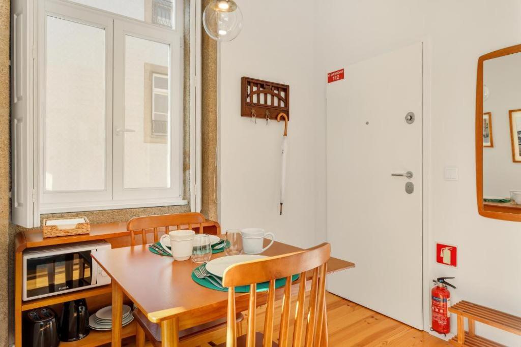 Host Wise - Lovely Shinny Flats With Balcony - Clerigos * Oporto